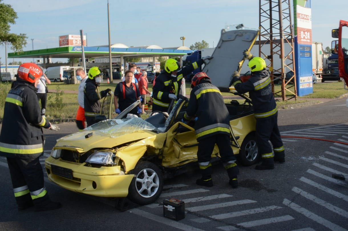 A tűzoltók szabadították ki a beszorult sofőrt a XVIII. kerületben