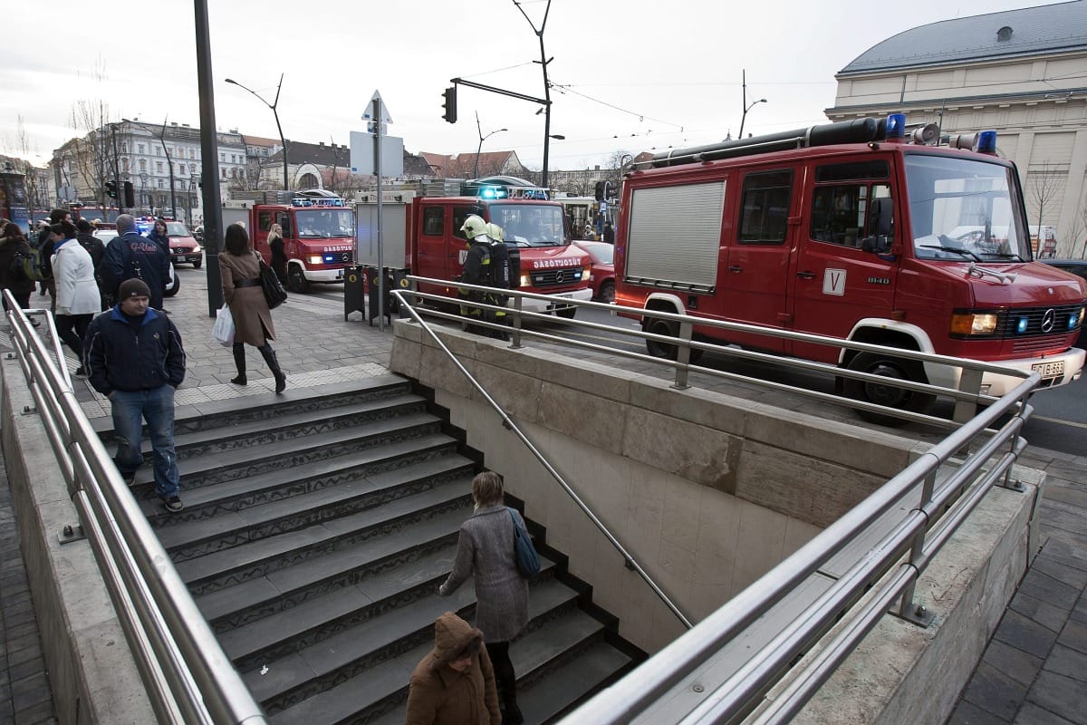 Kiürítették a Deák téri metrómegállót 