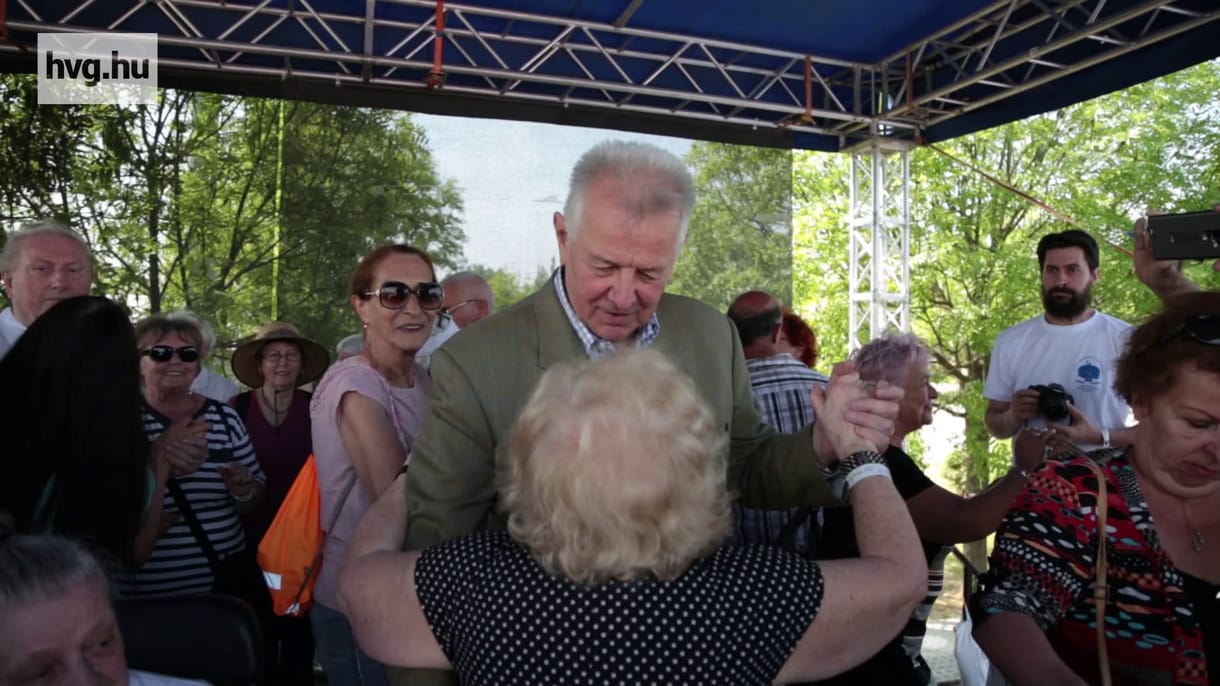 Így ropták a nyugdíjasok Schmitt Pállal Óbudán – videó