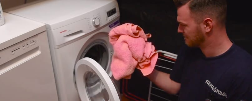 Mi történik, ha négy rendőr megpróbál helyettesíteni egy anyát? Videó!