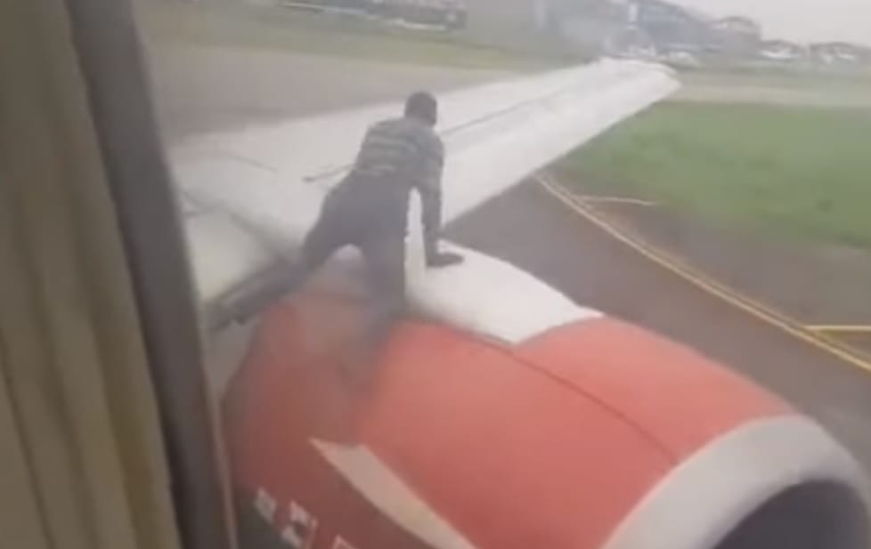 Felszálláshoz készülő gép szárnyára mászott fel egy ember Nigériában – videó