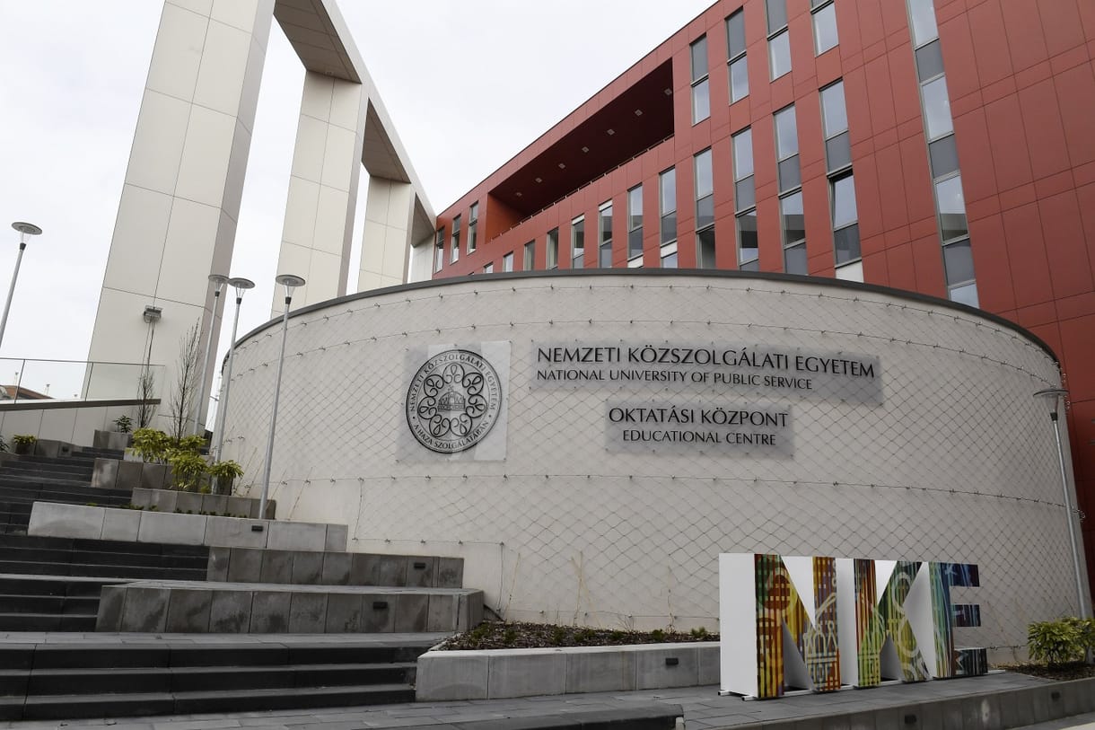 Kirúgták a Közszolgálati Egyetemről a botrányos videóban szereplő rendőrt