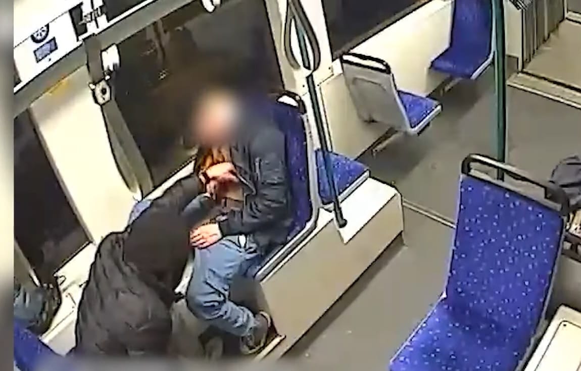 Felvette a kamera, ahogy kifosztanak egy alvó utast a 4-es, 6-os villamoson