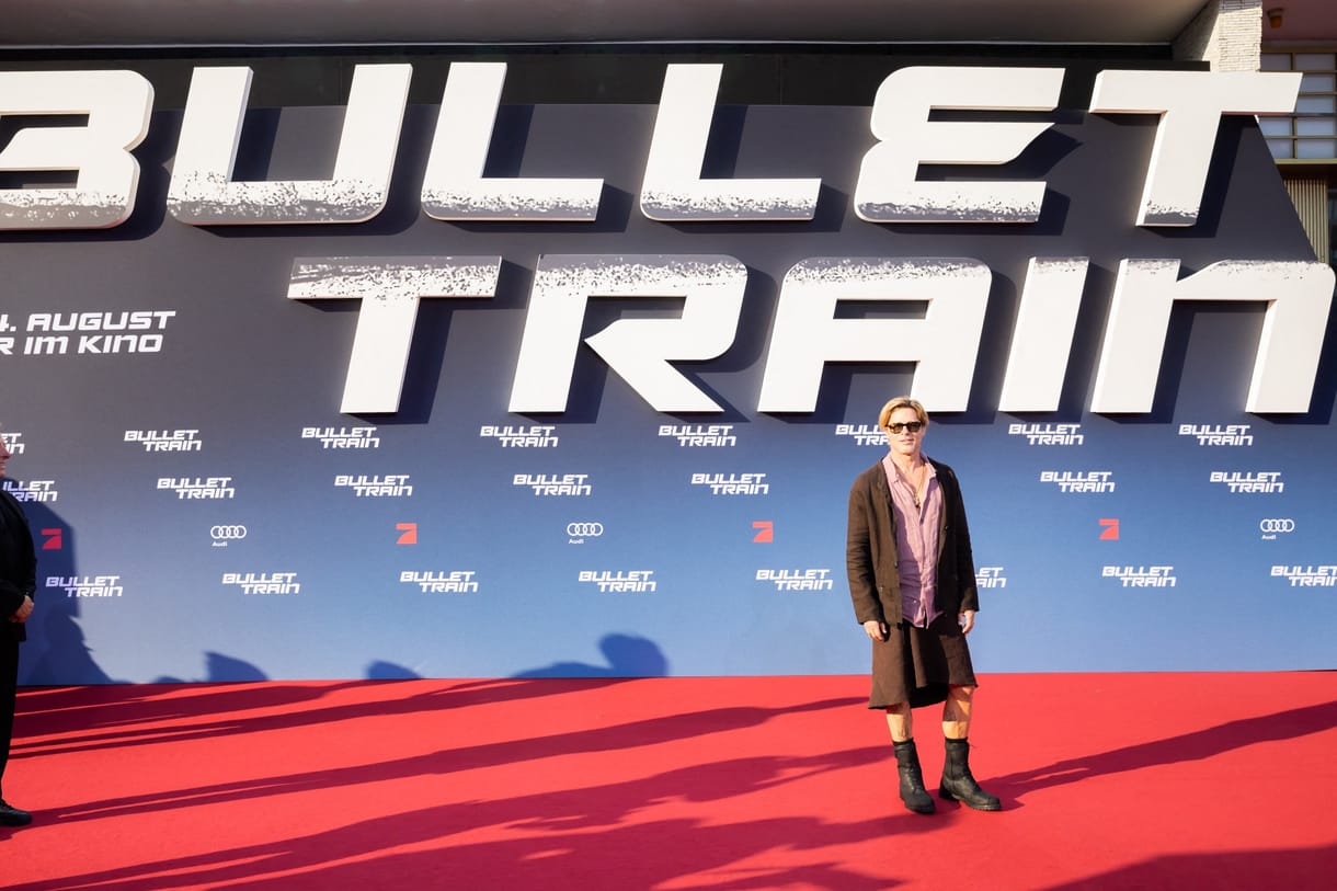 „Úgyis mind meghalunk” – válaszolta Brad Pitt arra, miért vett fel szoknyát