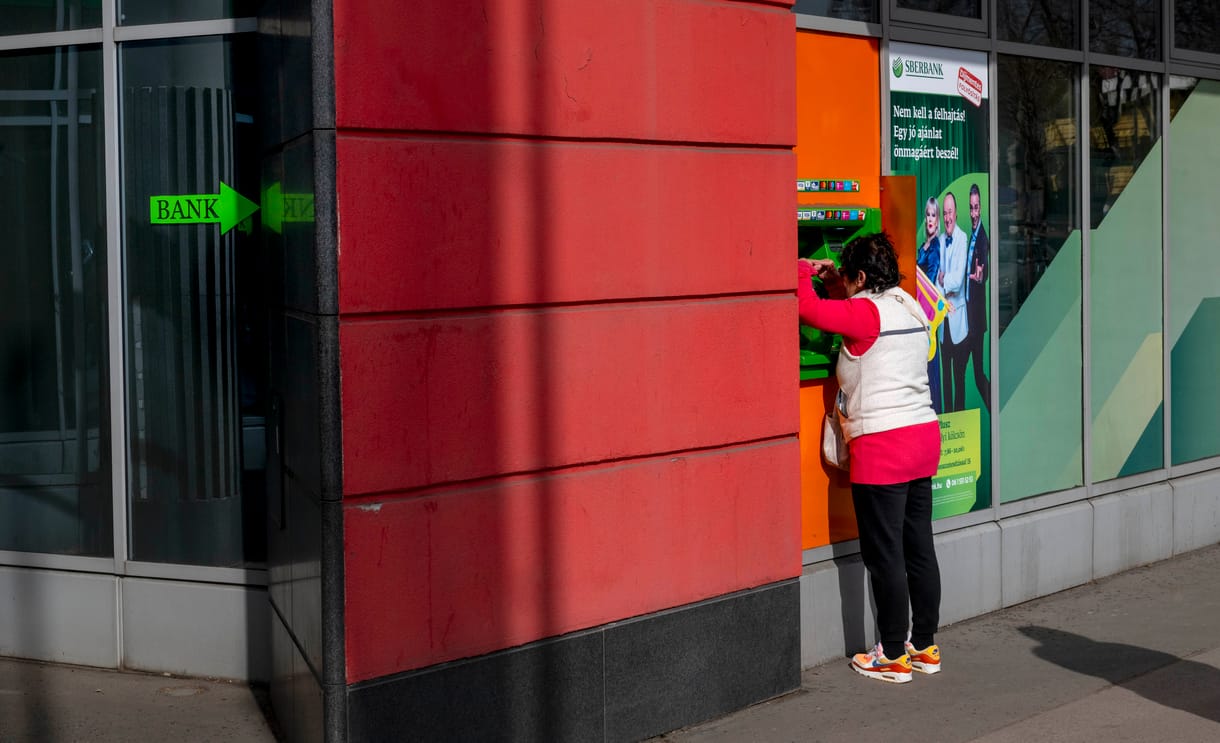 Így juthatnak hozzá a Sberbank betétesei a beragadt pénzükhöz 100 ezer euróig