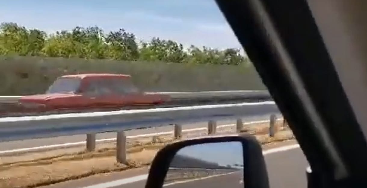 Videón, ahogy a forgalommal szemben hajt egy piros Lada az M4-esen