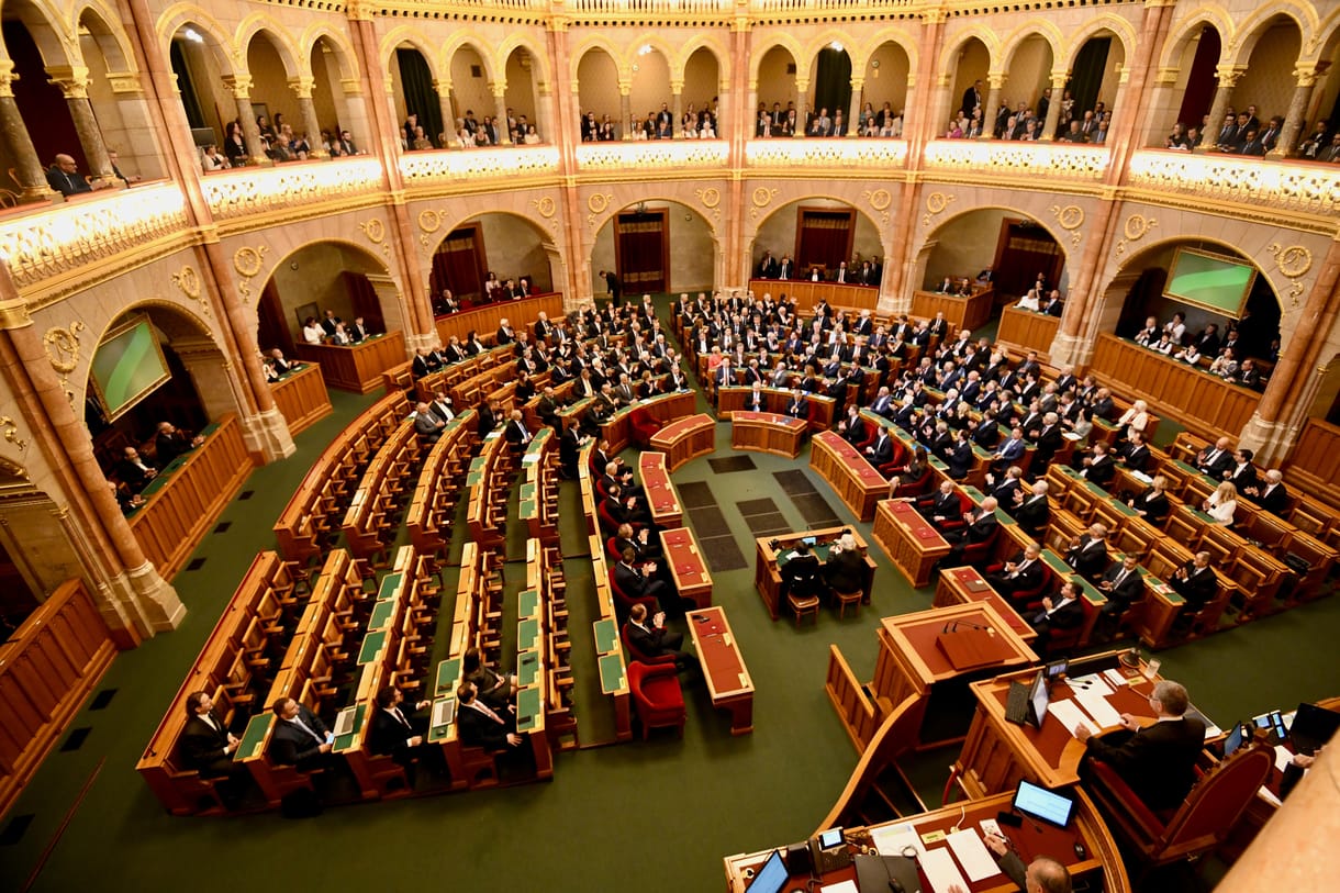 Kedden szavaznak a jövő évi költségvetésről a parlamentben és megvitatják a vármegyéket is