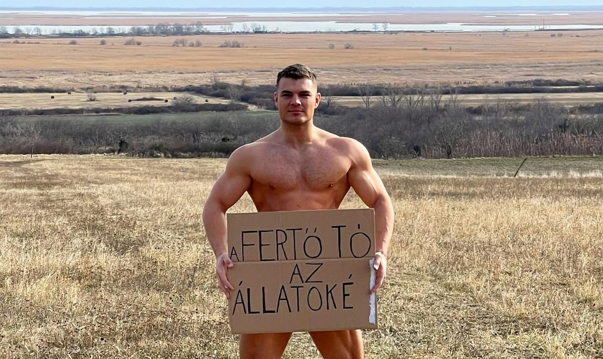 Pumped Gabó majdnem pucéran, egy táblát maga elé tartva szállt bele a kormányba a Fertő tavi beruházás miatt