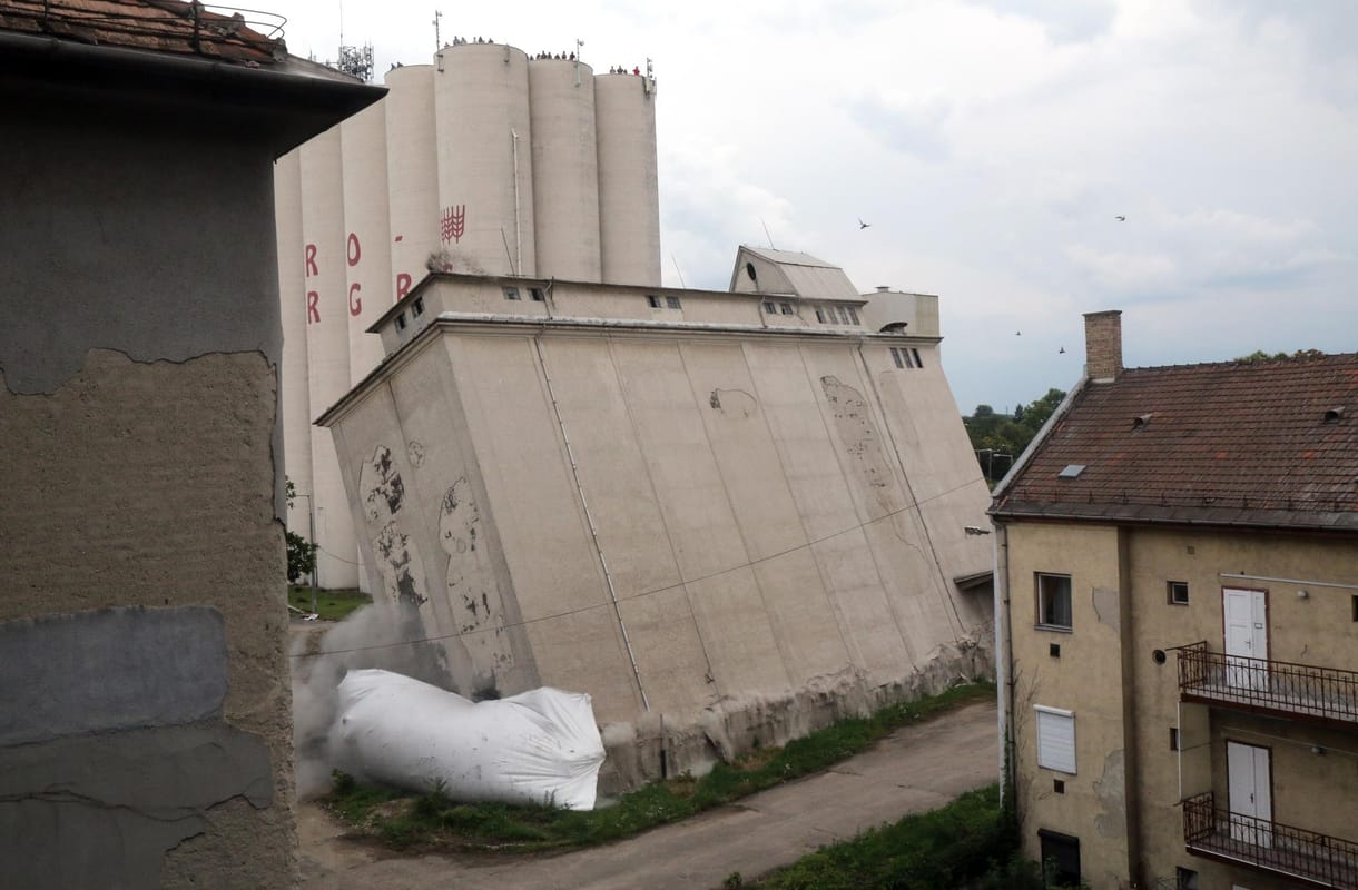 Videó: Egyszerűen az oldalára dőlt a felrobbantott miskolci malomépület