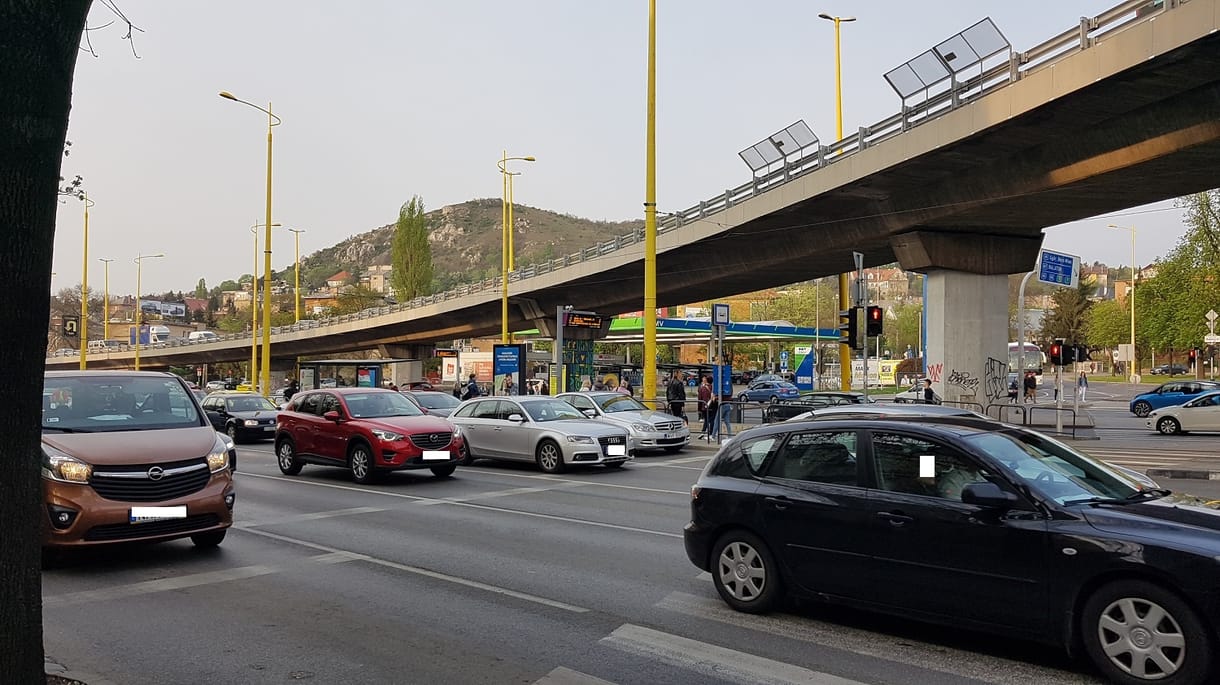 Három autó ütközött, lezárták a BAH csomópont felüljáróját