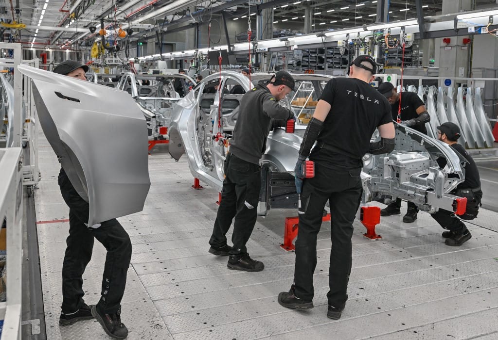 Háromszor gyakoribbak az üzemi balesetek a Tesla német gyárában, mint például az Audinál