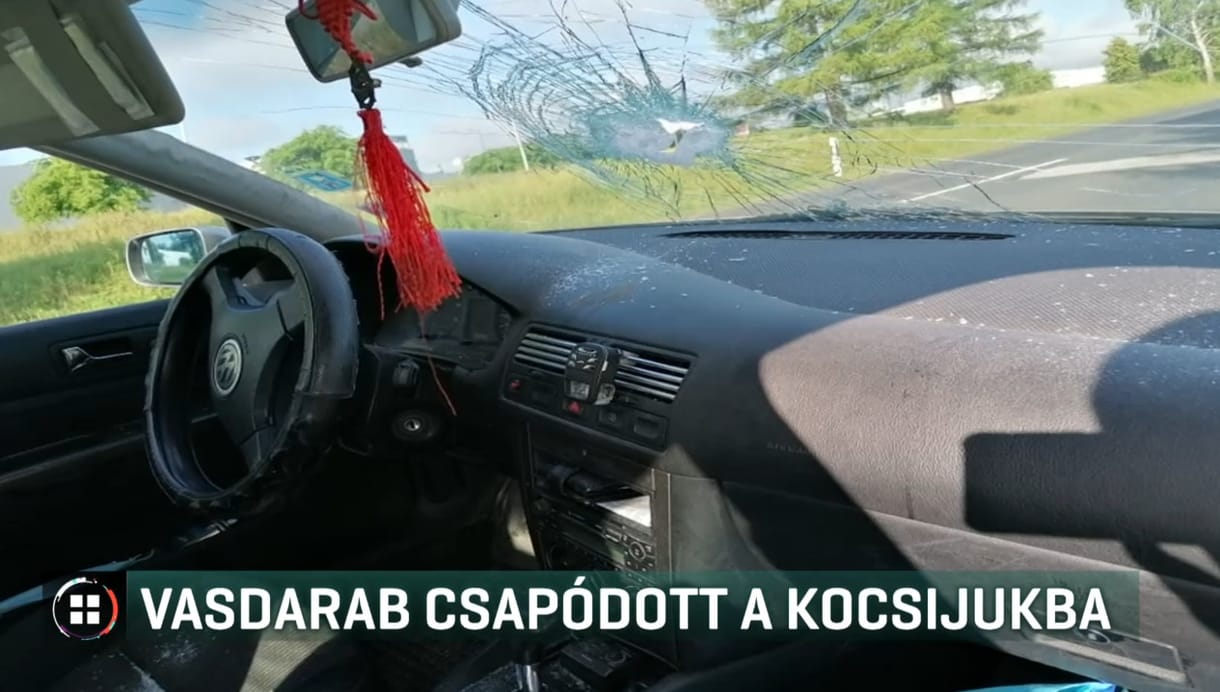 Teherautóról leszakadó fémdarab talált el két autót, kevésen múlt a tragédia