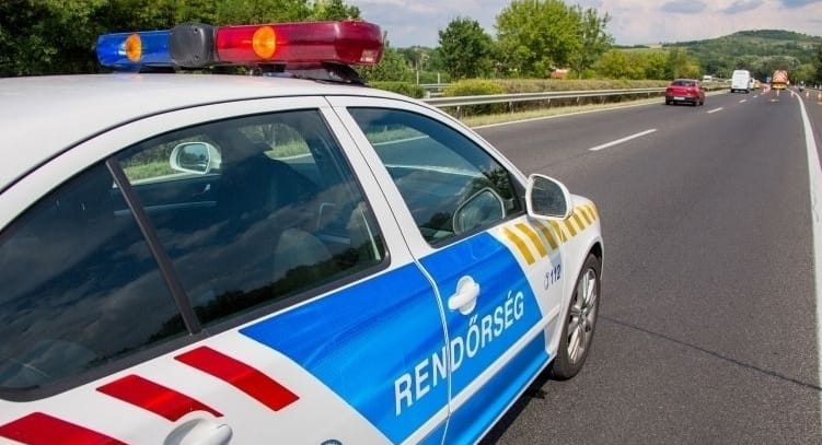 Videó: 150 km/h-val, a belső sávban vontatott egy kisbusz egy másikat az M5-ösön