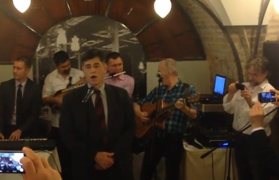 André Goodfriend dalra fakadt egy karácsonyi partin – videó