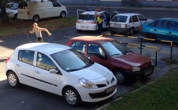 Lefutotta az utána loholó rendőrt az üldözött autós – videó