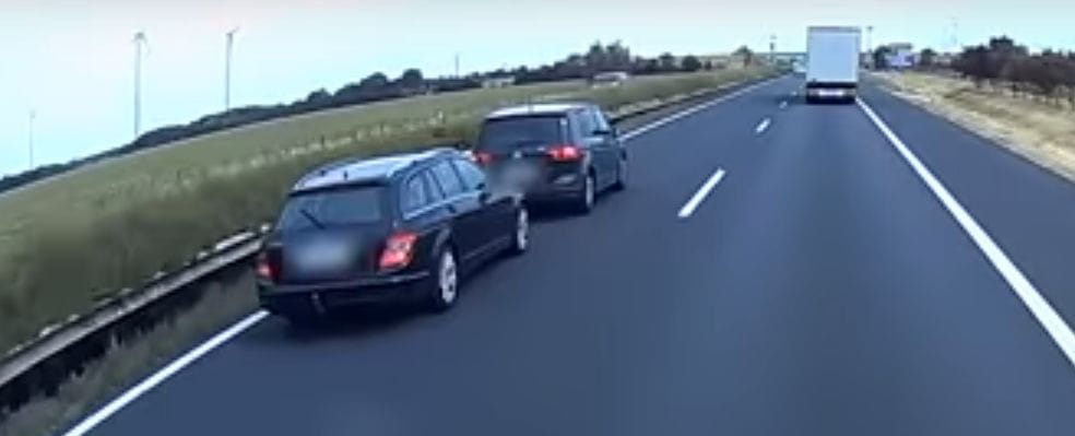 Büntetőfékezés után leszorítás – elképesztő adok-kapokot rögzített a kamera az M1-esen