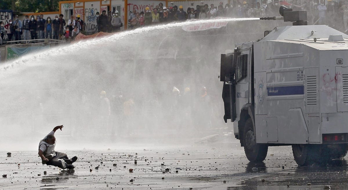 Tüntetők ezrei tértek vissza a Taksim térre