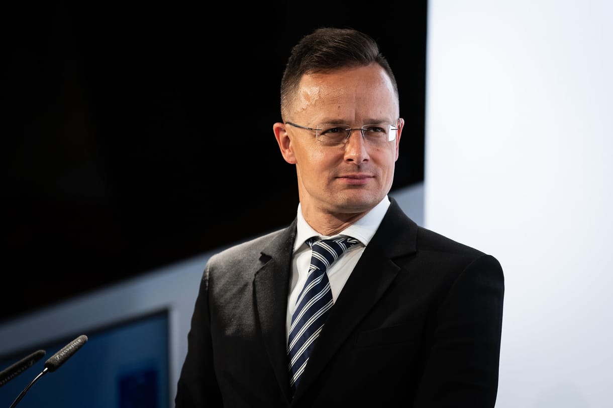 Szijjártó nem tudja túltenni magát a szivárványos zászlóval pályára rohanó szurkolón