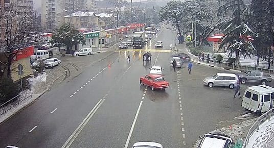 Elég extra: az ütközéstől kirepül a sofőr, de az autó tökéletesen leparkol magától - videó