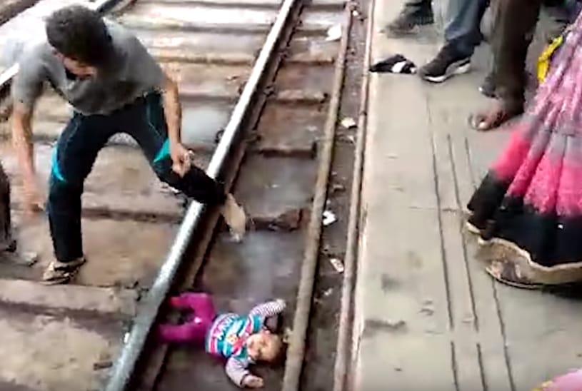 Vonat alá zuhant egy indiai csecsemő, túlélte – videó
