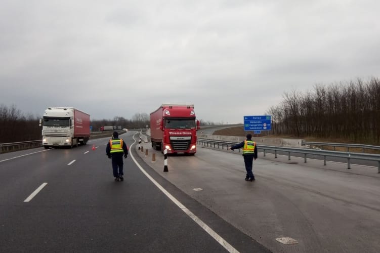 833 szabálytalankodó teherautóst és buszsofőrt csíptek el a rendőrök egy hét alatt