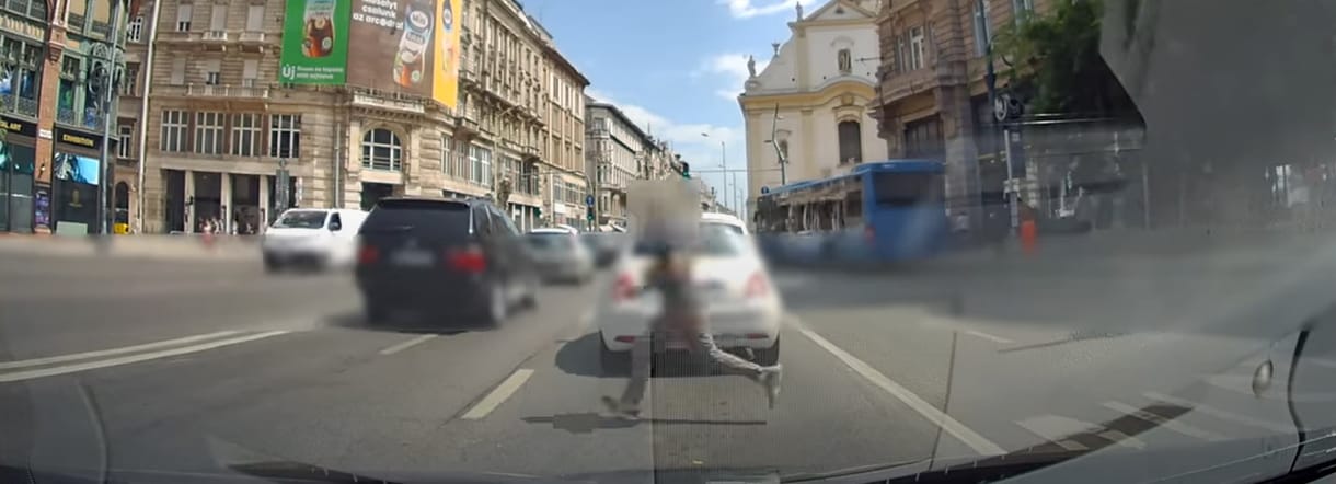 Videó: az egyik gyalogos megpróbált átfutni a négysávos úton, a másik mobilozva sétált a piros közepéig