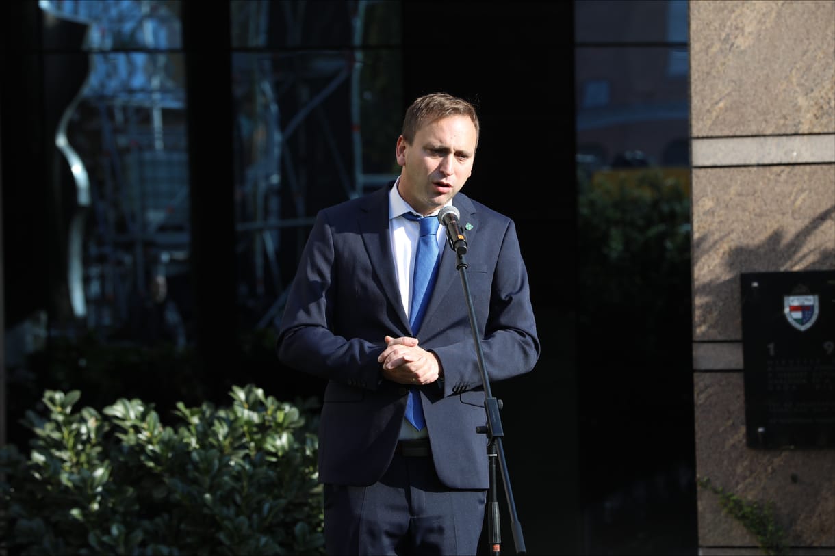 Nem, Őrsi Gergely nem házal késekkel, és csodalámpát sem árul