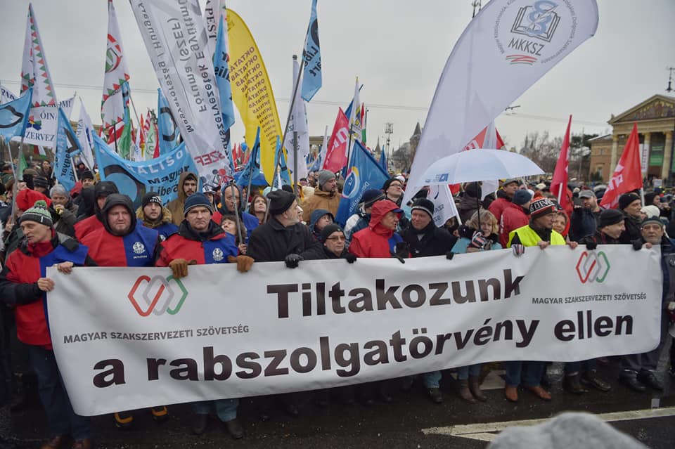 „Rabszolgatörvény a négyzeten” – Felháborodtak a szakszervezetek azon, amilyen válságkezelést a gyárosok kértek