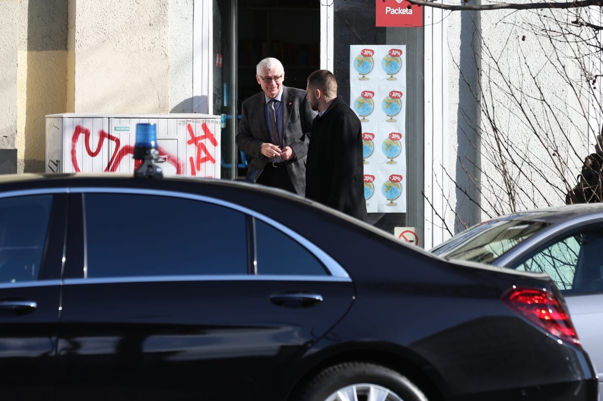 TEK: Polt Péter konvoja teljesen szabályosan parkolt kék villogóval a buszsávban