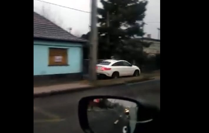 Videó: simán végigelőzi a járdán a sort ez a Merci Csepelen