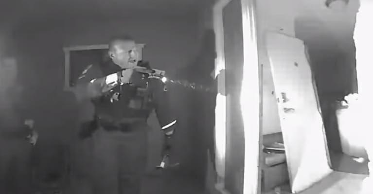 Rendőrök törték be az oltásellenes szülők ajtaját, mert lázas volt a gyerek – videó