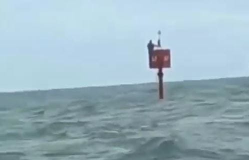 Két napot töltött egy jelzőbóján egy halász, aki leesett a hajójáról