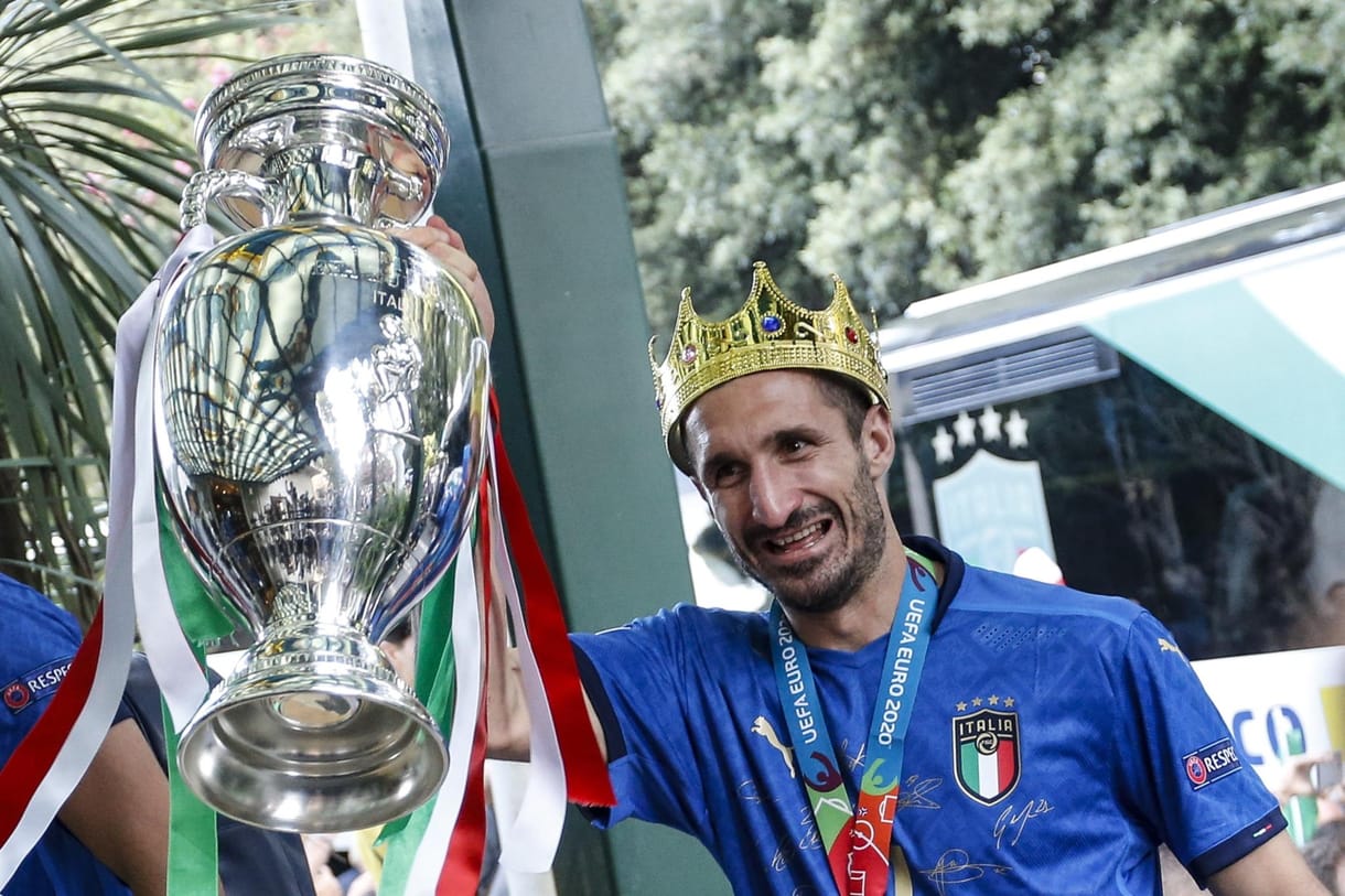 Chiellini a trófeával aludt, Milánóban ujjak robbantak le a nagy ünneplésben