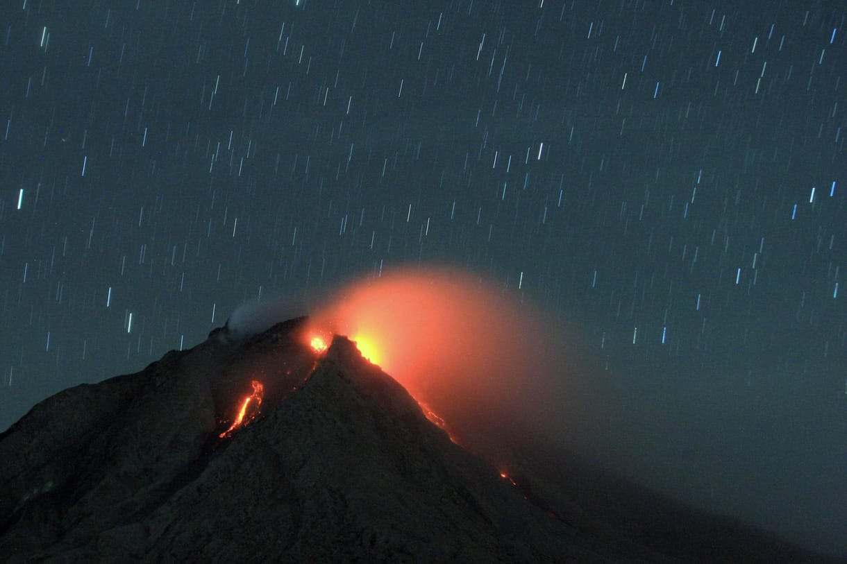 Fotók: Hamueső és csillagok, megint kitört a Sinabung vulkán
