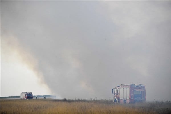 Lángol az ősgyep a Hortobágyon