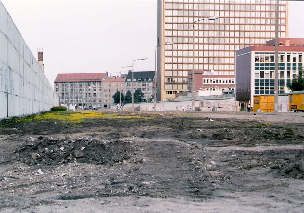 Nyuszik ugrándoznak a volt halálsávban a berlini falnál – 1990. június 24.