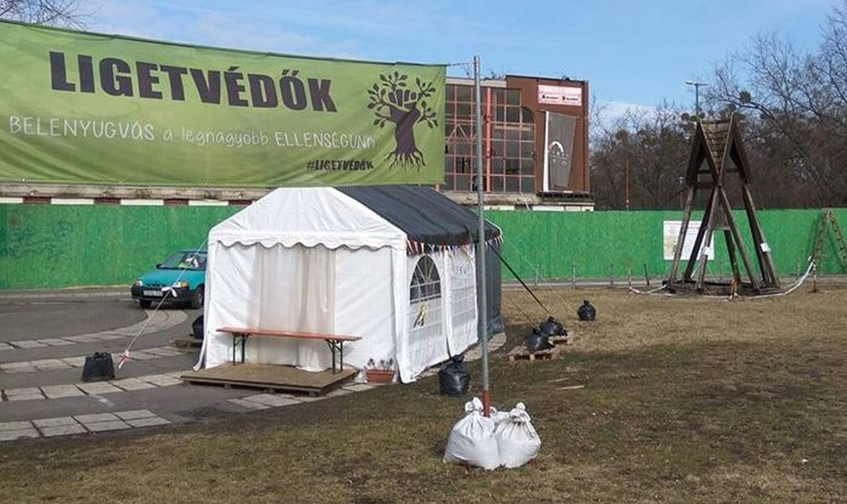 Markolókkal az azbeszt ellen – videón a PeCsa bontása