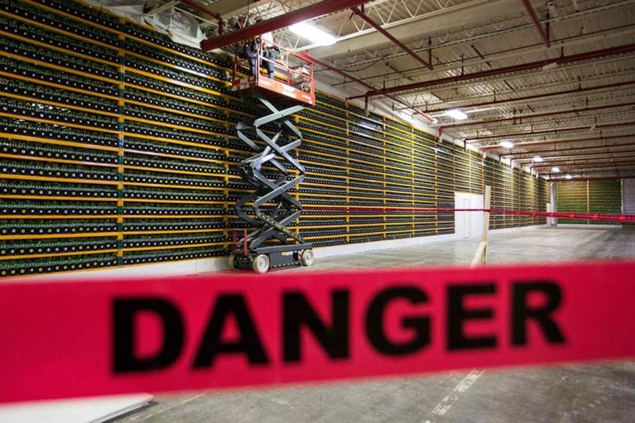 Szabadesésben a bitcoin, de a profik még mindig bizakodnak