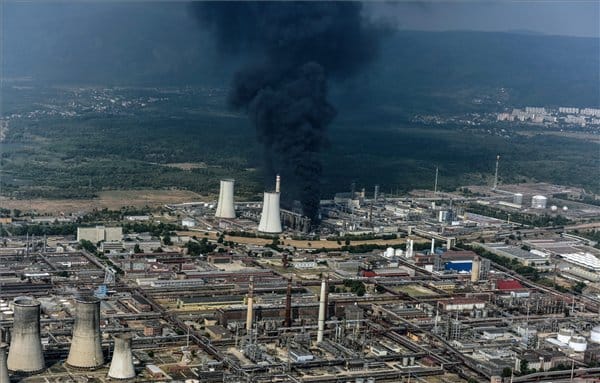 Valami felrobbant egy csehországi vegyi üzemben - fotó