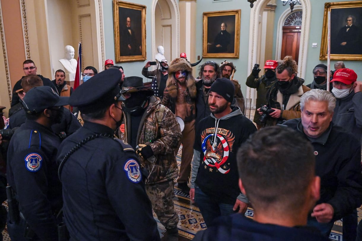 22 év börtönre ítélték a Capitolium támadóját, Trump kegyelmet adott neki, most százmillió dollárt követel az államtól a társaival