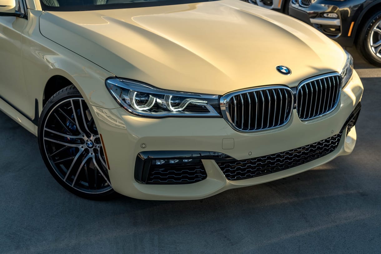 Igazi burzsoá trollkodás egy ilyen német taxisárga 750-es BMW