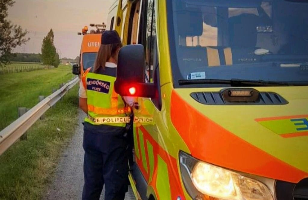 Újraélesztett egy svéd sofőrt egy rendőrnő az M1-es autópályán