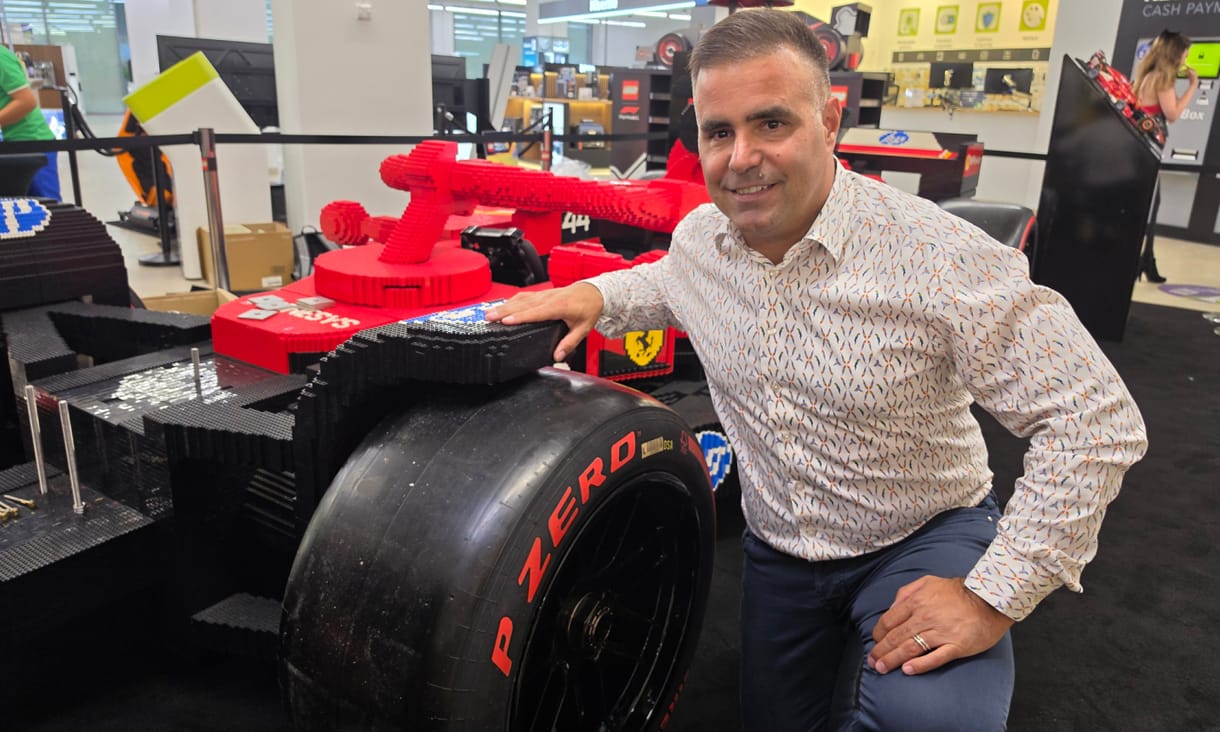 Az egyetlen magyar F1-es pilótával csomagoltuk ki a Lego életnagyságú vezethető Ferrariját