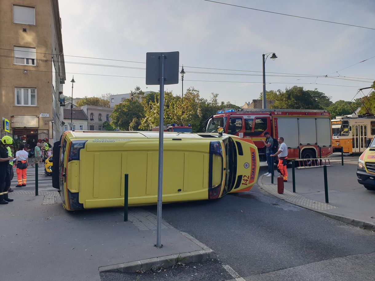 Az oldalára fordult egy mentőautó, miután egy taxival ütközött a II. kerületben – fotók