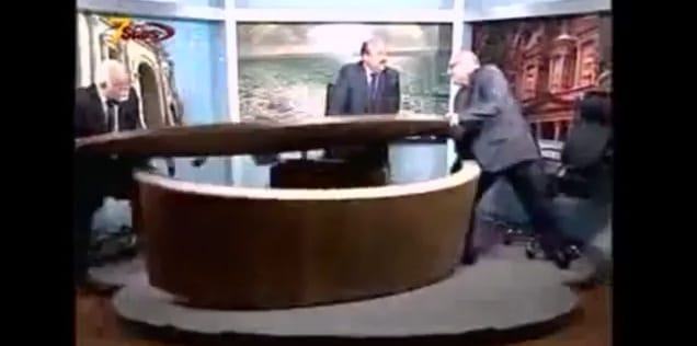Szétvertek egy tévéstúdiót a felbőszült vitapartnerek - videó