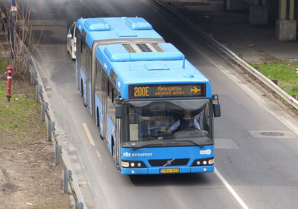 Részeg volt a sofőr a 200E repülőtéri buszon