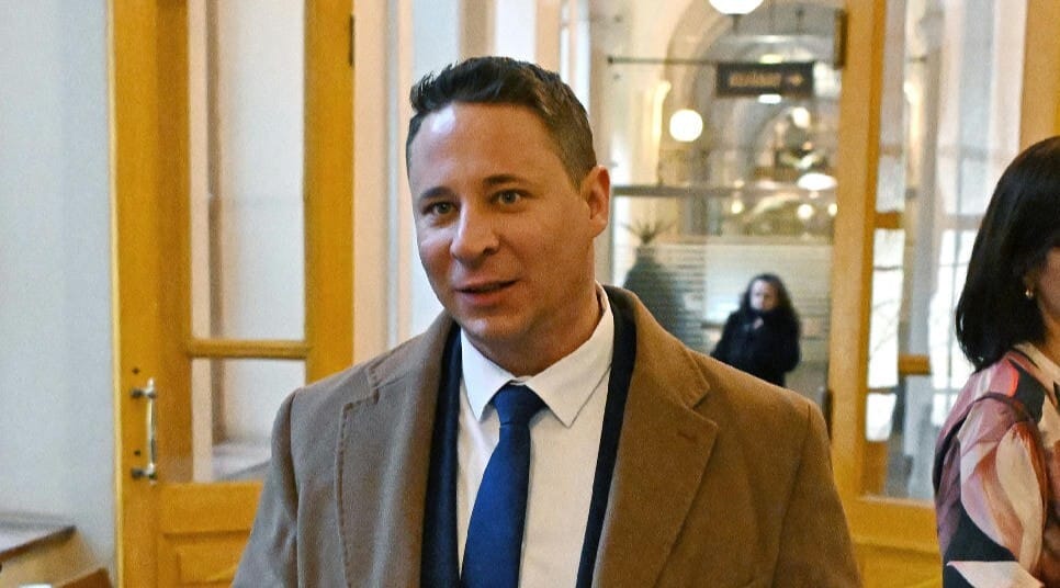 Schadl György a vádiratban is szereplő siófoki luxusnyaralójában tölti házi őrizetét