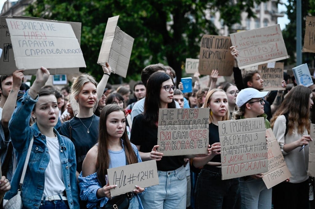 Kijevben tüntettek, Brüsszelben kiakadtak, amiért Zelenszkij aláírta az antikorrupciós szervek függetlenségét csorbító törvényt