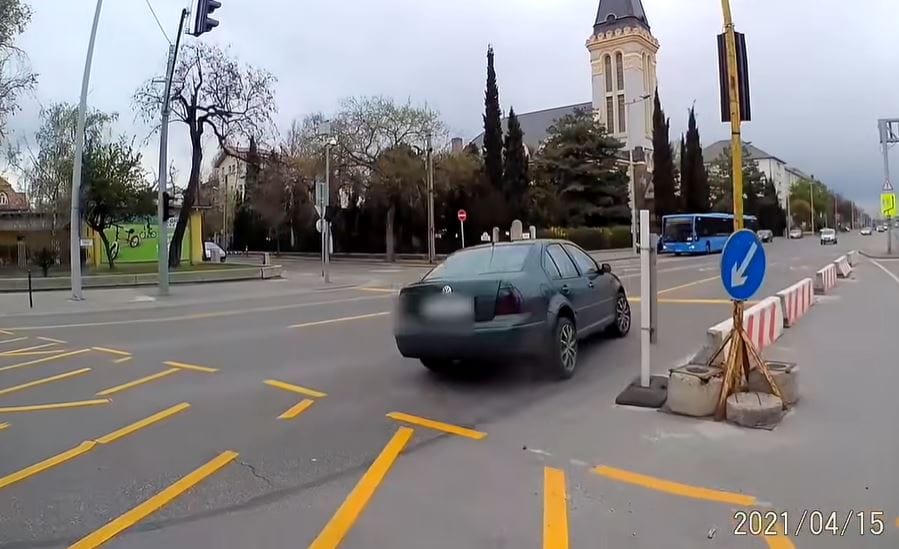 Szorgalmasan szedi áldozatait a Nagyvárad téri ideiglenes buszforduló – videó
