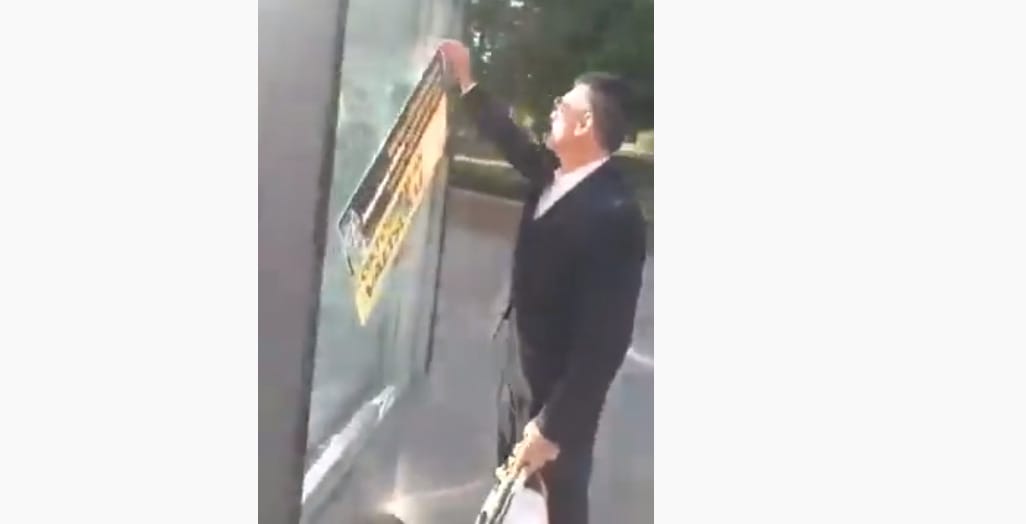A polgármester sofőrje tépkedi a plakátokat Csepelen